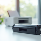 Cartouche de toner Brother BTTN2420 sur bureau moderne