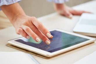 Comment choisir une tablette tactile avec une bonne autonomie pour une journée de travail ?