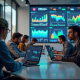 Equipe marketing créative analysant des données sur ordinateurs